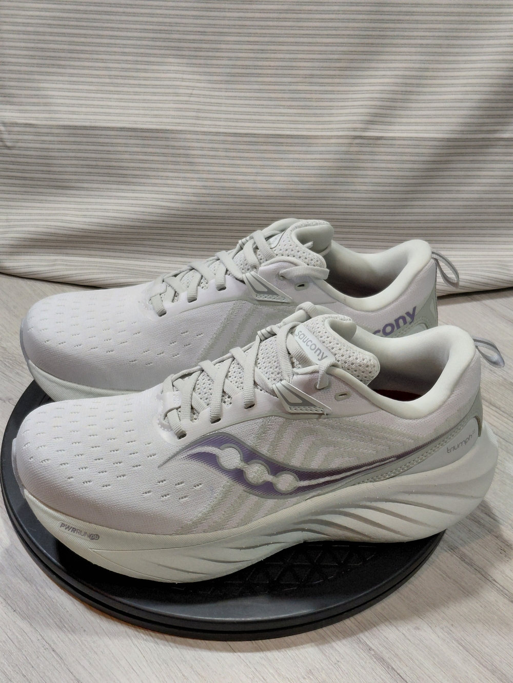 NEW Saucony Women's Triumph 22 Premium Running Shoes Seafoam Green White W9 WIDE